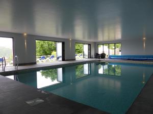 Bazén v ubytování Sandy Cove Hotel nebo v jeho okolí