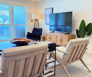 TV a/nebo společenská místnost v ubytování Baia Mare Villas