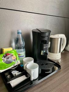 Příslušenství pro přípravu čaje a kávy v ubytování Elegantes Smart Apartment in Szene-Viertel