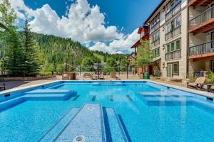 duży basen przed budynkiem w obiekcie Ski-InandSki-Out Winter Park Condo with Hot Tub Access w mieście Winter Park