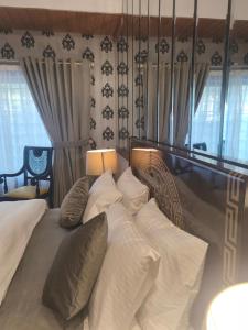 マリーにあるCrestwoodの白いシーツと枕が備わった大きなベッド