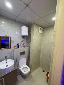 un baño con inodoro y lavabo en elite stay one, en Greater Noida