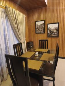 マリーにあるCrestwoodのテーブルと椅子のあるダイニングルーム