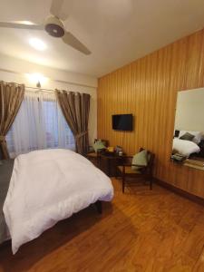 マリーにあるCrestwoodの白いベッドと鏡のある寝室