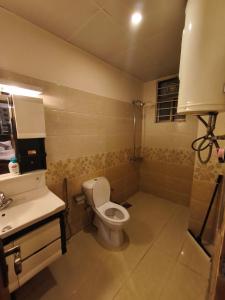 マリーにあるCrestwoodのトイレと洗面台のあるバスルーム +47枚の写真