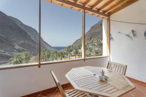 CaleraにあるApartamento Nayara Aの眺めの良い客室で、テーブルと椅子が備わります。