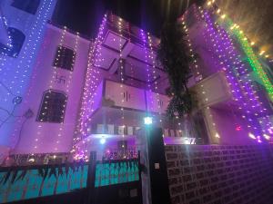 een gebouw met paars en groen licht erop bij Kashi darshan in Varanasi