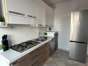 Kuchyň nebo kuchyňský kout v ubytování De Homes - Appartamento moderno con Balcone vicino Assago e Milano