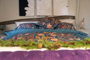 ein Bett mit Weihnachtsdekoration darüber in der Unterkunft Chinnerys Country Cottage in Cavendish