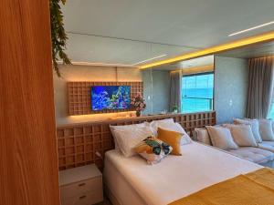 Un dormitorio con una cama y un televisor en la pared. en Art Studio Incredible roofop by VLV Stays, en Salvador