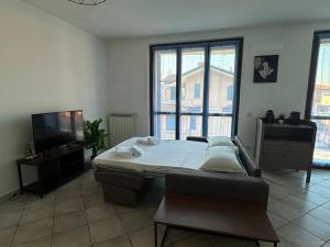 TV a/nebo společenská místnost v ubytování De Homes - Appartamento moderno con Balcone vicino Assago e Milano