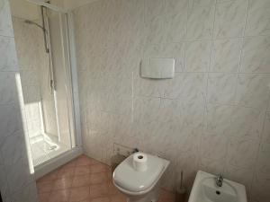 Koupelna v ubytování De Homes - Appartamento moderno con Balcone vicino Assago e Milano + 6 fotografií