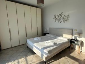 Postel nebo postele na pokoji v ubytování De Homes - Appartamento moderno con Balcone vicino Assago e Milano