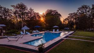 una piscina con sedie e ombrelloni in un cortile di Bespoke Outdoor Bubbles a Cleveland