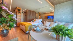 una habitación con una cama, una mesa y un sofá en Art Studio Incredible roofop by VLV Stays, en Salvador