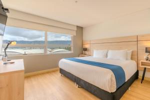 Ένα ή περισσότερα κρεβάτια σε δωμάτιο στο Pop Art Hotel Tocancipá y Centro de Convenciones