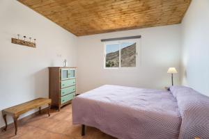 a bedroom with a bed and a wooden ceiling at Vivienda vacacional La Era I in Vallehermoso
