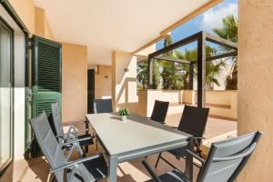 a dining room with a table and chairs at El Oasis Martinica 2 Bajo B in Fuente Alamo