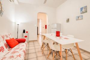 een woonkamer met een tafel en een bank bij Appartamento Corallo in Porto Cesareo