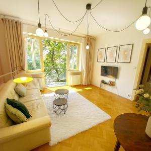 un salon avec un canapé et une table dans l'établissement Romantic Cathedral View Apt Old Town, Balcony, à Prague