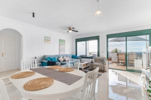 a living room with a white table and chairs at Casa Del Alba Golf in Alicante