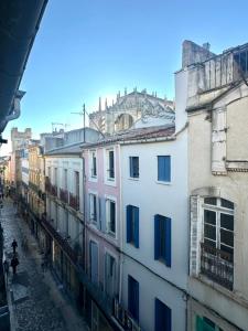 grupa budynków na ulicy miejskiej w obiekcie studio cœur de ville 25 m2 avec vue cathédrale w mieście Narbona