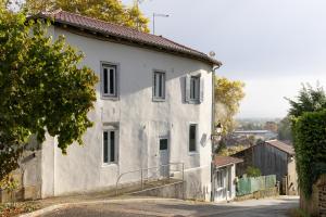 an old white house on the side of a road at Cocon' Aire Charmant appartement au calme, proche centre, wifi in Aire-sur-lʼAdour