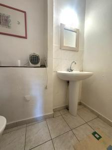 biała łazienka z umywalką i lustrem w obiekcie studio cœur de ville 25 m2 avec vue cathédrale w mieście Narbona