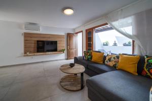 プラヤ・オンダにあるMarのソファとテーブルのあるリビングルーム