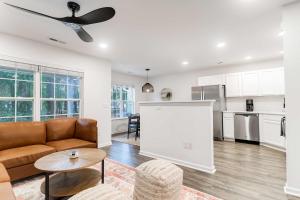 uma sala de estar com um sofá e uma mesa em Boho Ferry- Mins from Credit One- Pet Friendly em Charleston