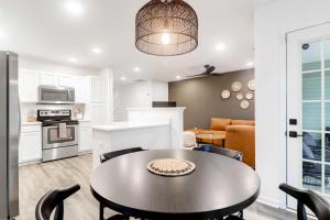 uma cozinha e sala de estar com mesa e cadeiras em Boho Ferry- Mins from Credit One- Pet Friendly em Charleston mais 20 fotografias