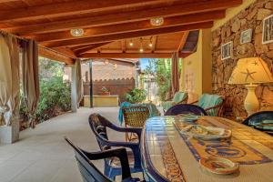 ein Esszimmer mit Tisch und Stühlen in der Unterkunft Casa Taverna in Porto Taverna