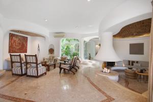 a living room filled with furniture and a fireplace at Casa Isabella in Vilamoura