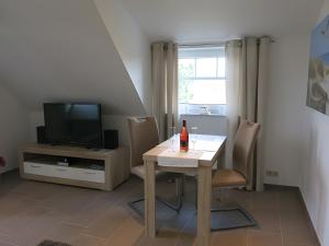 Televisyen dan/atau pusat hiburan di Ferienwohnung Deichblick