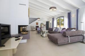 フォン・デ・サ・カラにあるCasa Blancaのソファとテレビのあるリビングルーム