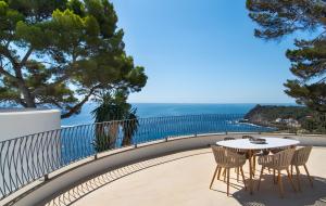 フォン・デ・サ・カラにあるCasa Blancaの海を見渡すバルコニー(テーブル、椅子付)