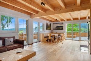 ein Wohnzimmer mit Sofa und Tisch in der Unterkunft Schonzeit Chalet in Bernau im Schwarzwald