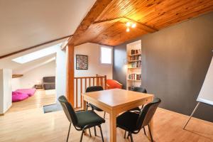 a dining room with a table and chairs at Au 81 - Maison De Ville à Louer in Moirans