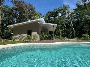 une maison avec une piscine devant une maison dans l'établissement Casa Andersson - Your Caribbean House with Pool, à Puerto Limón 8 autres photos