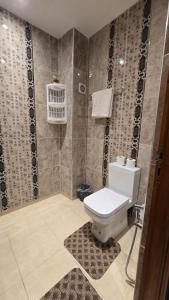 マラケシュにあるNear Airport hostingのトイレとシャワー付きのバスルーム