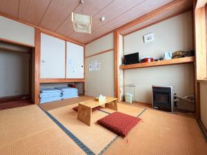 TV a/nebo společenská místnost v ubytování Kagura House