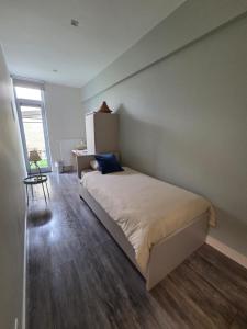 a bedroom with a bed in a room at Habitación individual en Gante in Ghent
