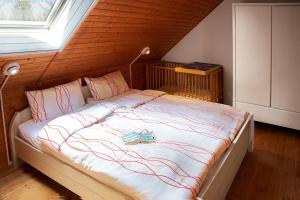 Кровать или кровати в номере Blockhaus Ferien - Ferienhaus Arnarson