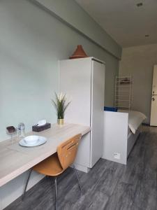 a room with a desk and a refrigerator and a bed at Habitación individual en Gante in Ghent