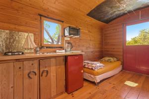 - une cuisine dans une cabine avec un évier et une fenêtre dans l'établissement Roulotte Ferme Saint-Pierre, à Bargème 16 autres photos