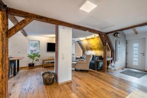 an open living room with wooden beams at Sommers Idylle in Sulzau