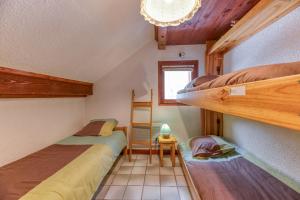 a bedroom with two bunk beds and a table at Magnimon 2 - Le Charme Rustique in Villard-Reculas