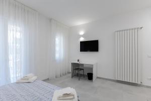 TV a/nebo společenská místnost v ubytování CLOSea House renovated with quality materials