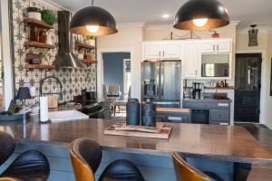 Khu vực ghế ngồi tại Bourbon Barrel Cottages Main House