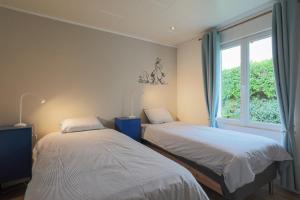 twee bedden in een kamer met een raam bij Entre Terre Et Mer in Locquirec